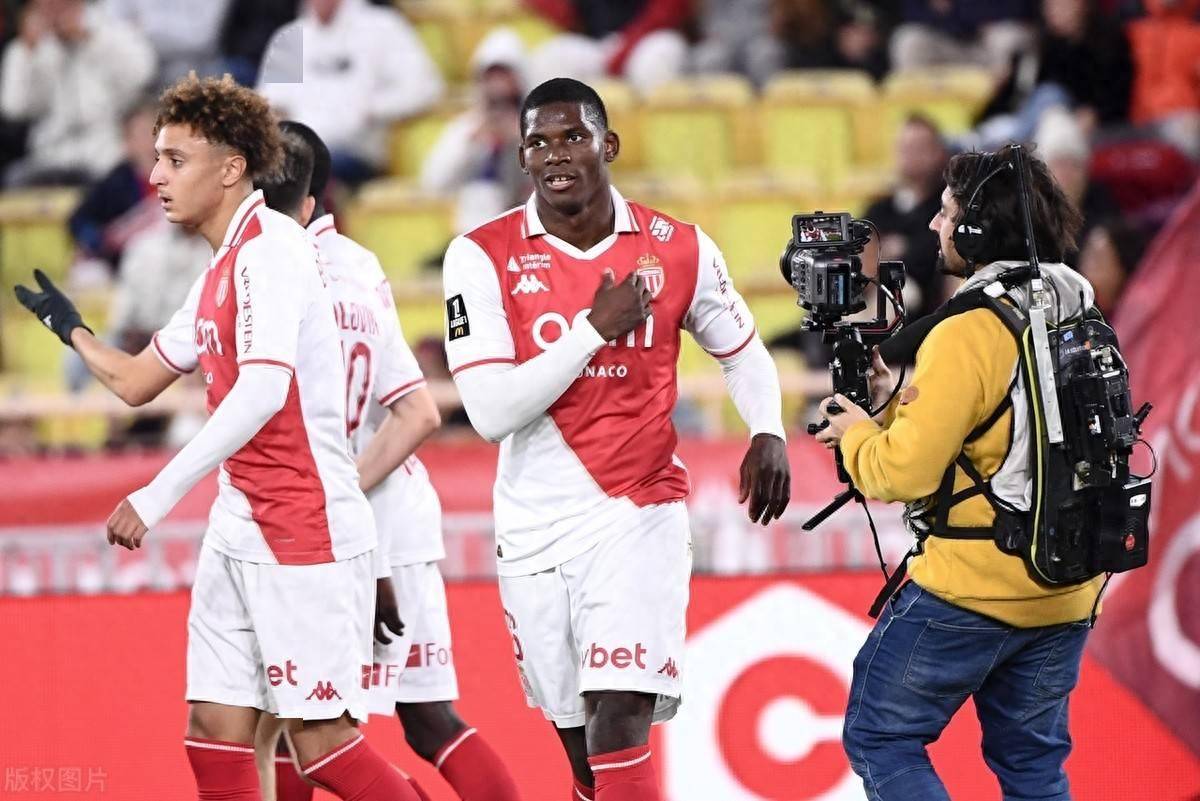 斯特拉斯堡中场登巴巴获得法甲最佳球员奖,表现斐然的简单介绍 斯特拉斯堡中场登巴巴获得法甲最佳球员奖,表现斐然的简单介绍